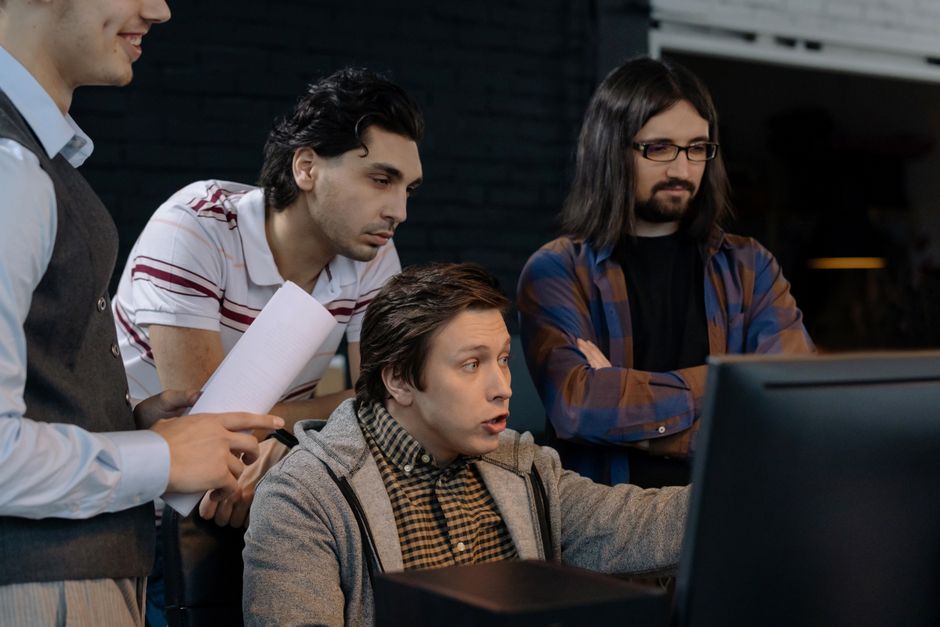Raznolika skupina odraslih zajedno radi u modernom uredu