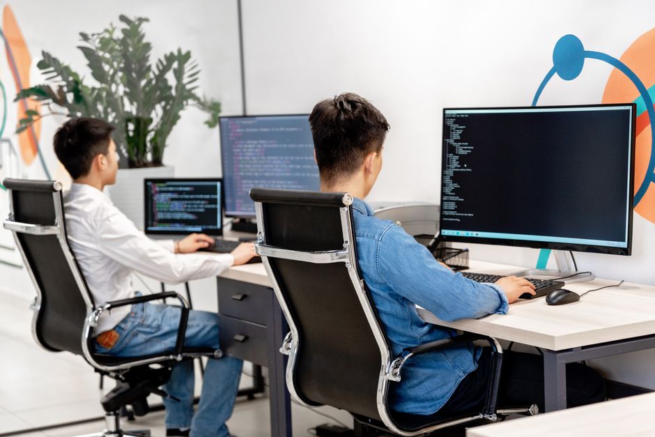 Programeri rade u modernom uredu na velikim monitorima