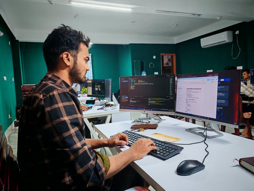 Developer radi na kodu s dva monitora u modernom uredu