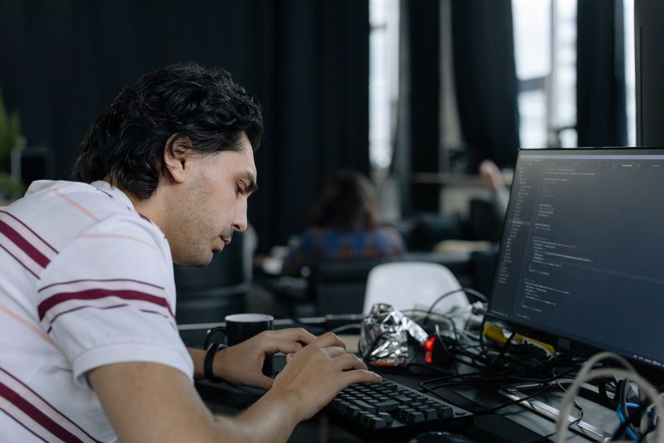 Programer intenzivno tipka na radnom mjestu u suvremenom uredu